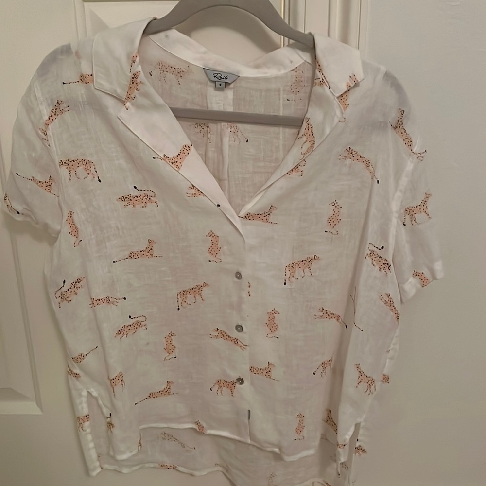 Short sleeve collared button down top with cheetas